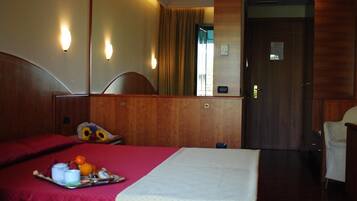 Frette Italian sheets, hypo-allergenic bedding, pillowtop beds, minibar