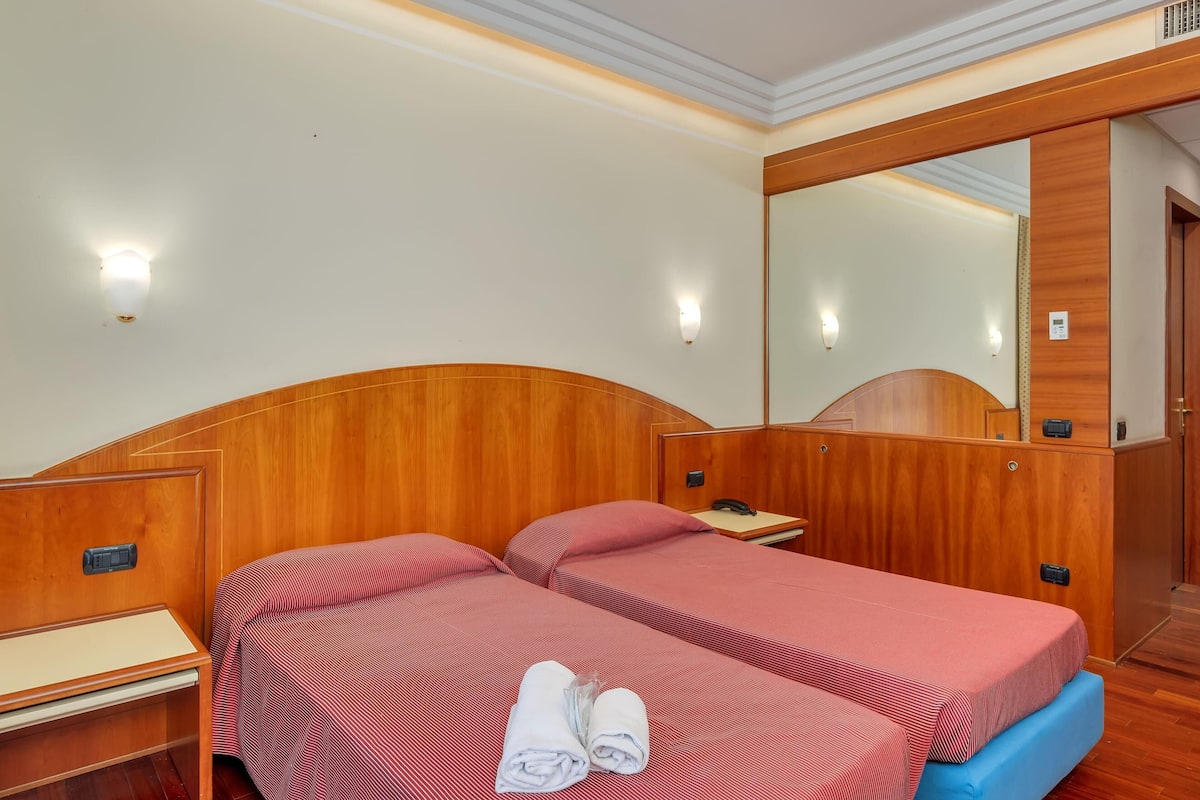 Chambre Double | Draps italiens Frette, literie hypoallergénique, surmatelas, minibar