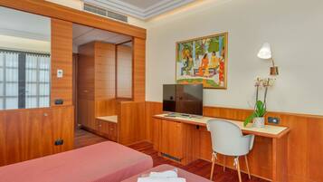 Double Room | Frette Italian sheets, hypo-allergenic bedding, pillowtop beds, minibar