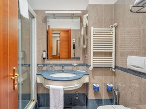 Articles de toilette gratuits, sèche-cheveux, peignoirs, chaussons