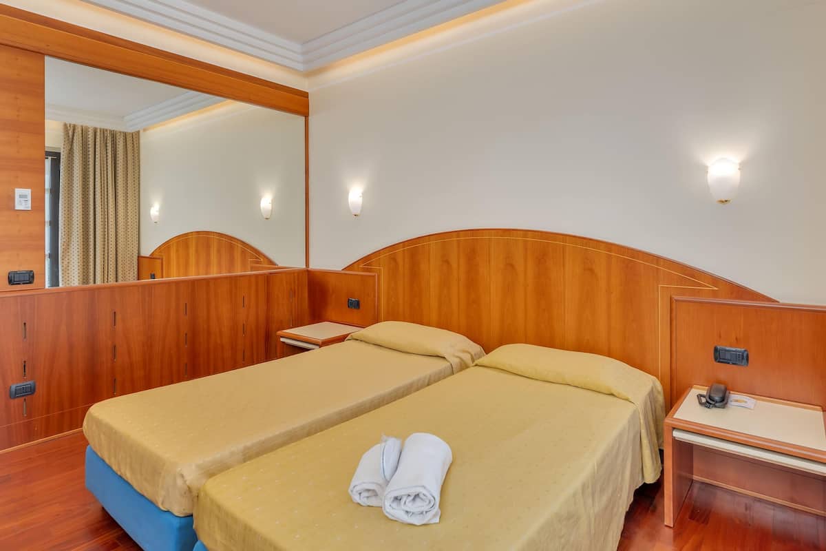 Chambre Double | Draps italiens Frette, literie hypoallergénique, surmatelas, minibar