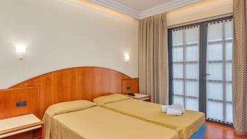 Frette Italian sheets, hypo-allergenic bedding, pillow-top beds, minibar