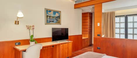 Double Room | Frette Italian sheets, hypo-allergenic bedding, pillowtop beds, minibar