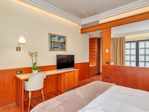 Double Room | Frette Italian sheets, hypo-allergenic bedding, pillow-top beds, minibar