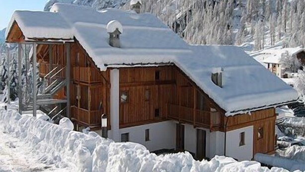 A wooden chalet with a sloped roof, surrounded by snow, set against a mountainous backdrop. - Nordend (Gressoney-la-Trinite)