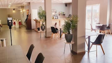 Serveert ontbijt, lunch en diner