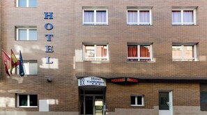 A hotel building with a sign reading "Hotel Valdemoro" and "HOTEL" in red letters. There are multiple windows on the facade, some with curtains. - Valdemoro (Valdemoro)