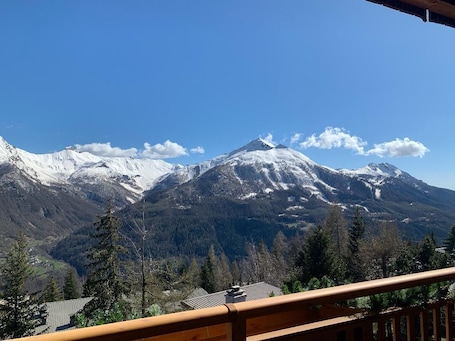 Comfort Triple Room, Balcony | Individually decorated, individually furnished, soundproofing, free WiFi. Hôtel Les Catrems