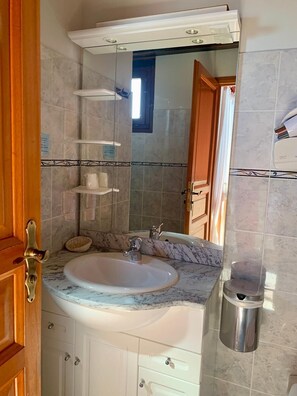 Comfort Double Room | Bathroom | Shower, free toiletries, hair dryer, towels