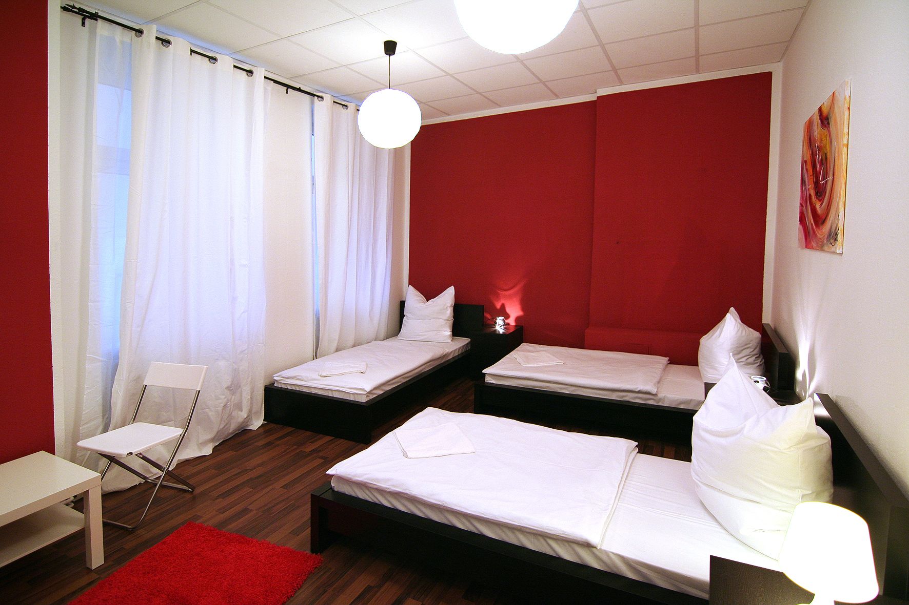 6 habitaciones, tabla de planchar con plancha y ropa de cama 