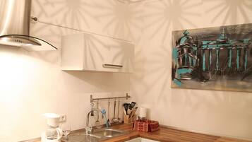 Apartment, 6 Bedrooms | Private kitchen | Full-sized fridge, microwave, oven, stovetop