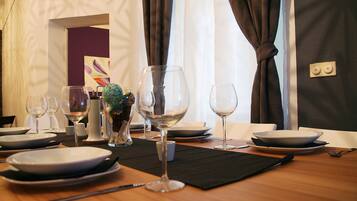 Apartment, 6 Bedrooms | In-room dining