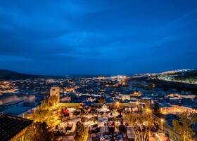 2 间餐厅，供应早餐、午餐和晚餐，地中海菜