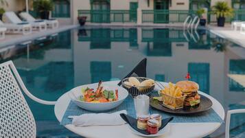 Kolam renang terbuka, dibuka dari pukul 9:30 hingga 18:00, payung kolam