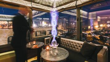 2 bars/lounges, cocktail bar