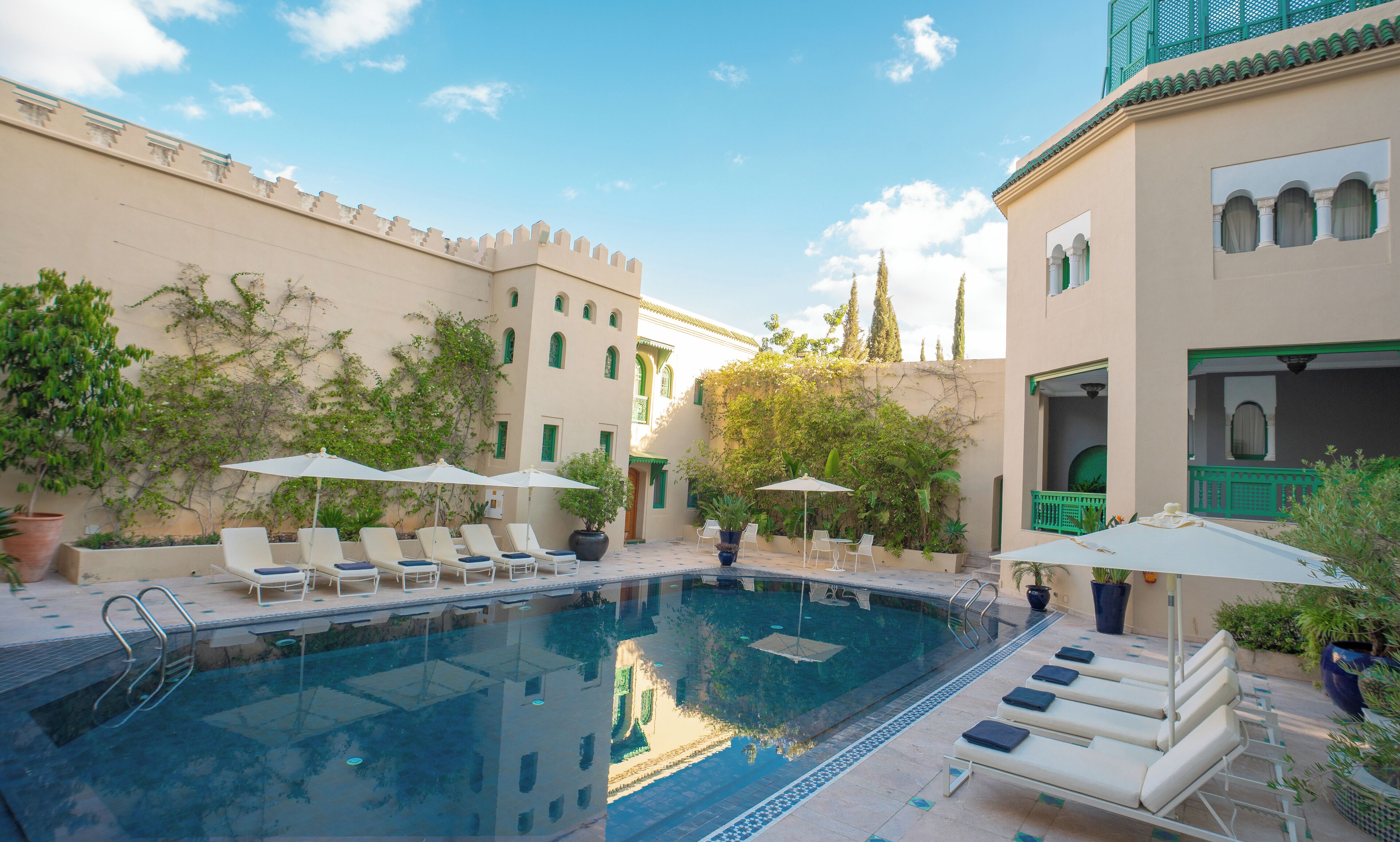 Hồ bơi ngoài trời, mở cửa từ 9:30 đến 18:00, dù/ô trên bãi biển/hồ bơi 