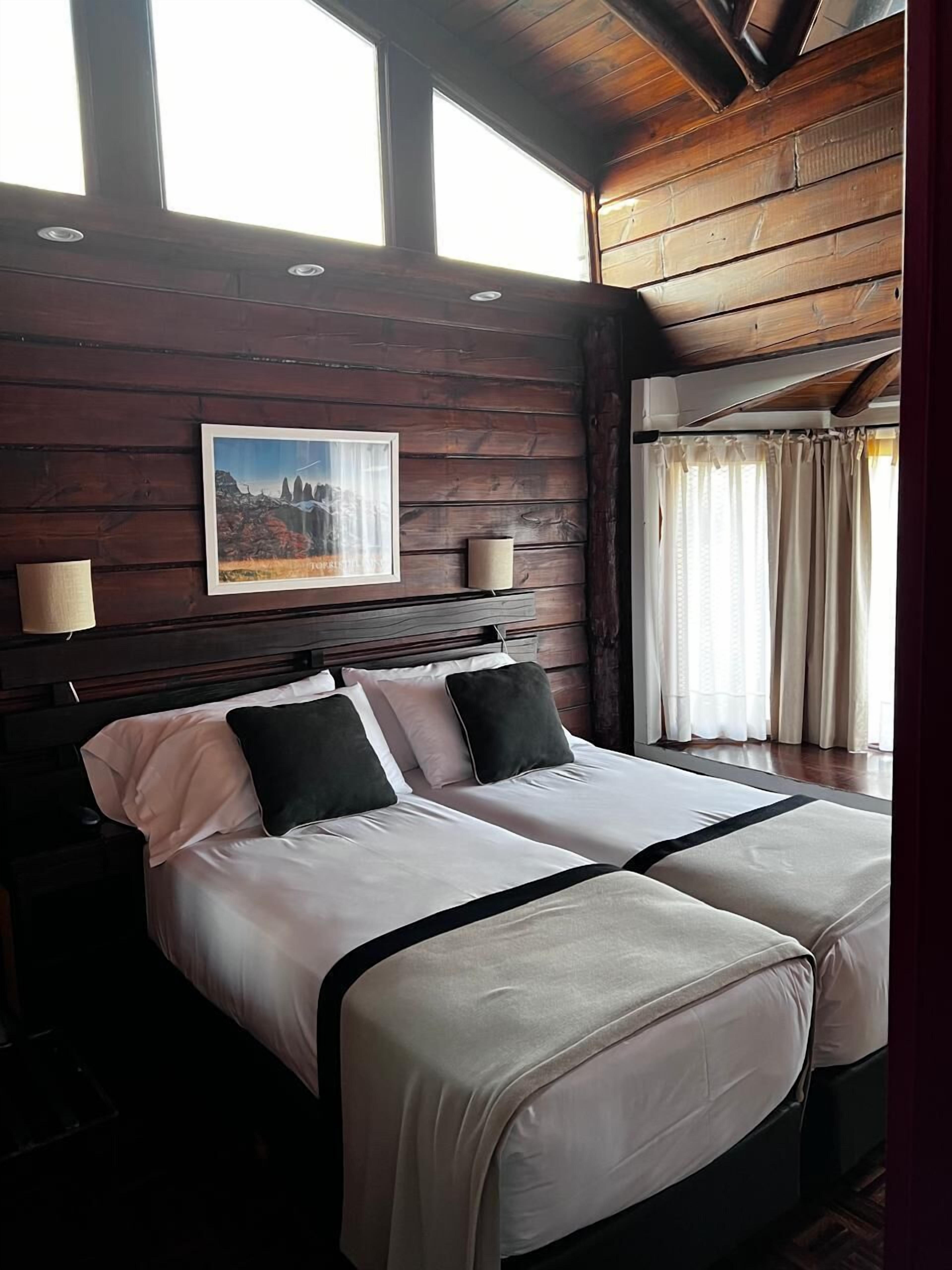 double room | 1 bedroom, pillow-top beds, in-room safe, desk