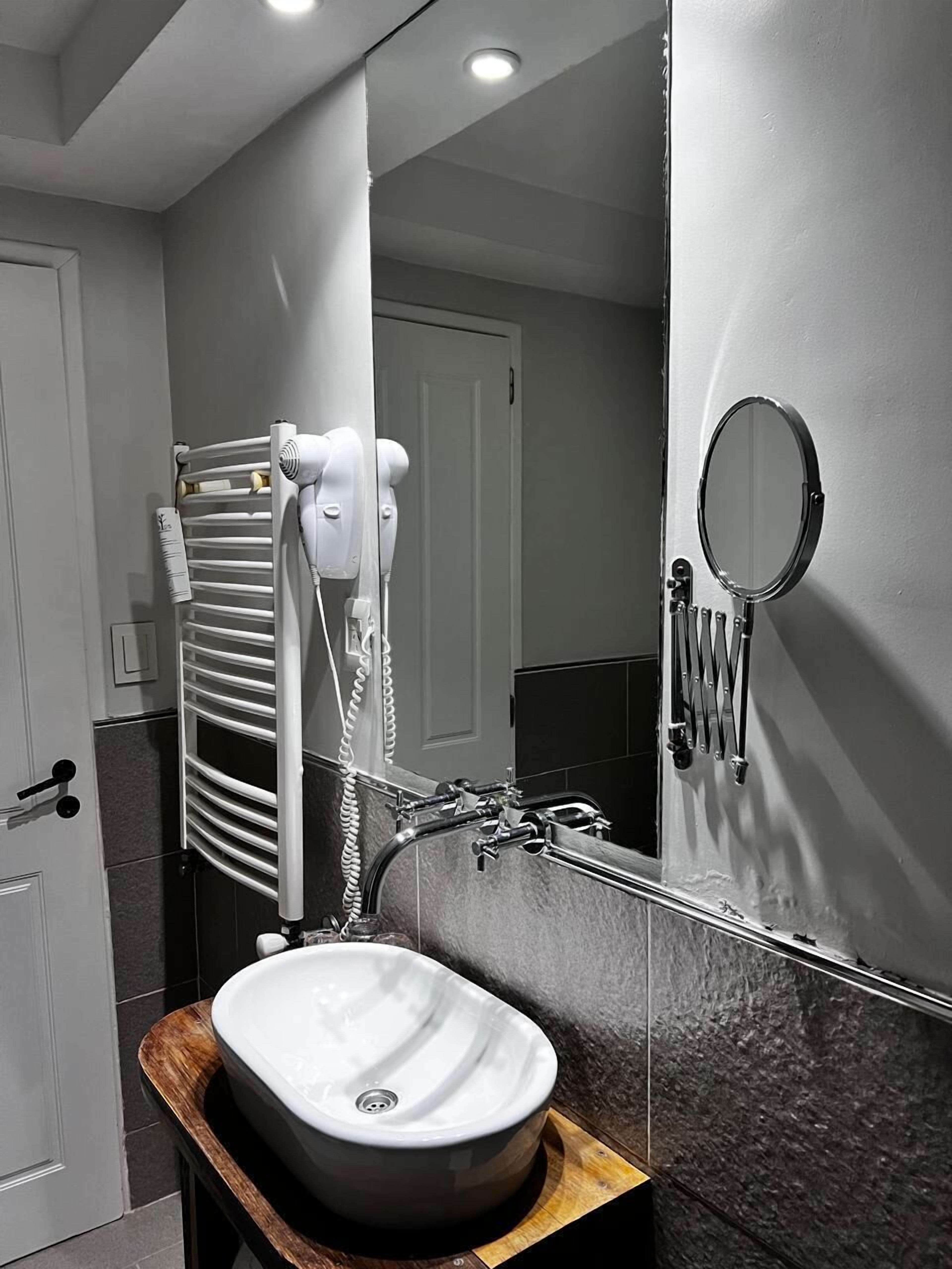 triple room | bathroom | shower, rainfall showerhead, free toiletries, hair dryer