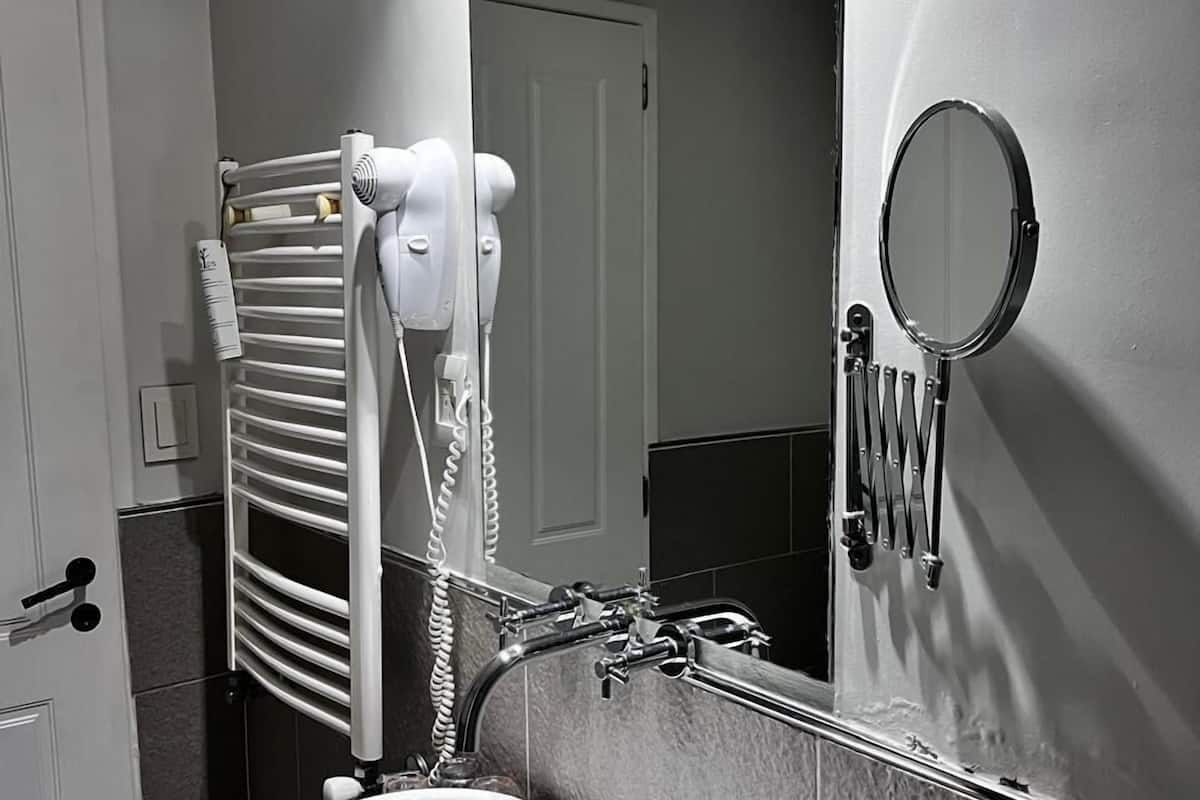 triple room | bathroom | shower, rainfall showerhead, free toiletries, hair dryer