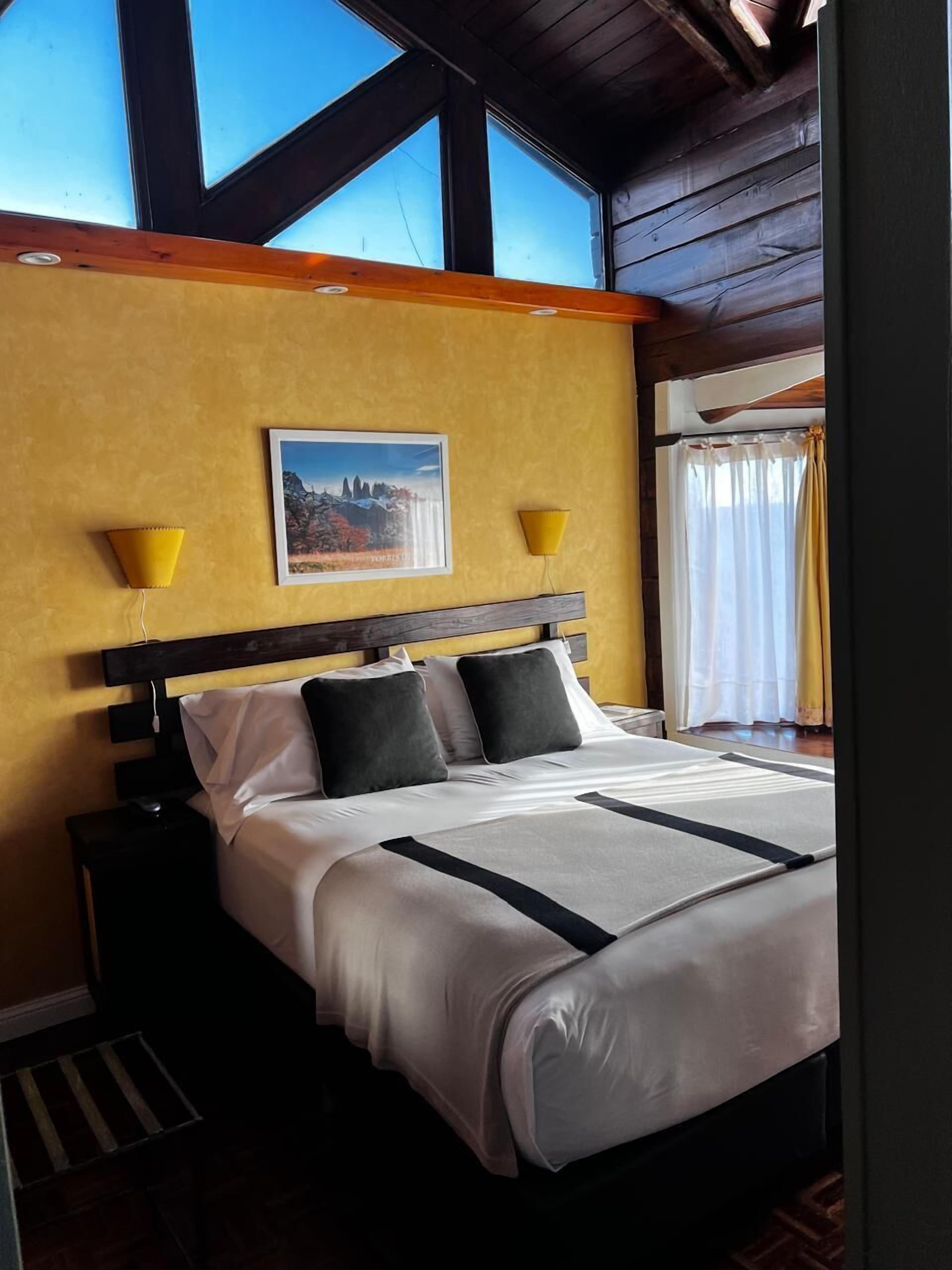 double room | 1 bedroom, pillow-top beds, in-room safe, desk