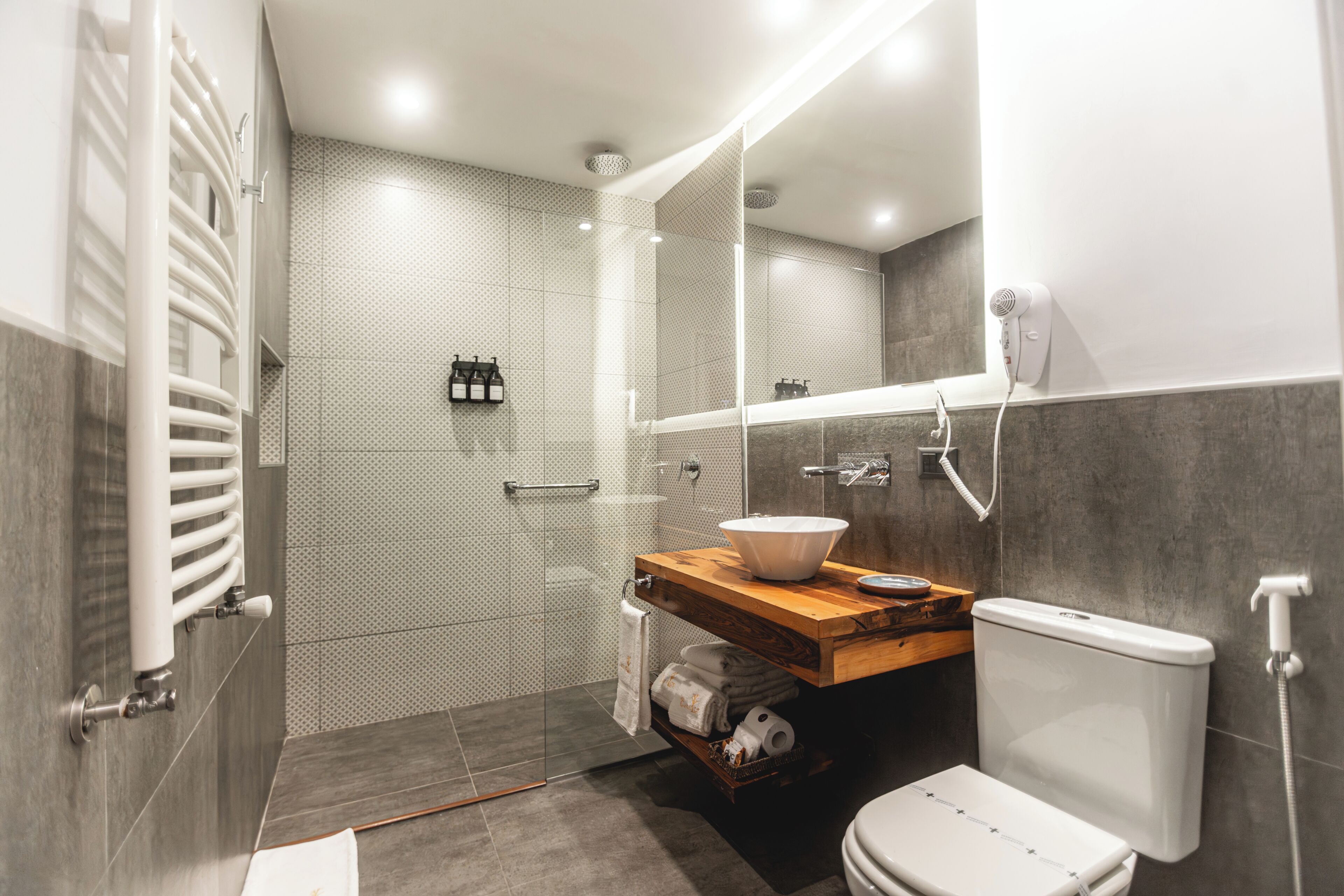 Un baño moderno con ducha, inodoro y lavamanos.