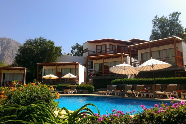 Piscina externa, guarda-sóis, espreguiçadeiras