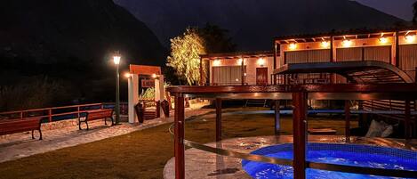 A pool area with a wooden deck, a bench, and a sign that reads "El Mercado".