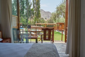 Habitación triple, vistas a la piscina | Minibar, escritorio, wifi gratis y ropa de cama