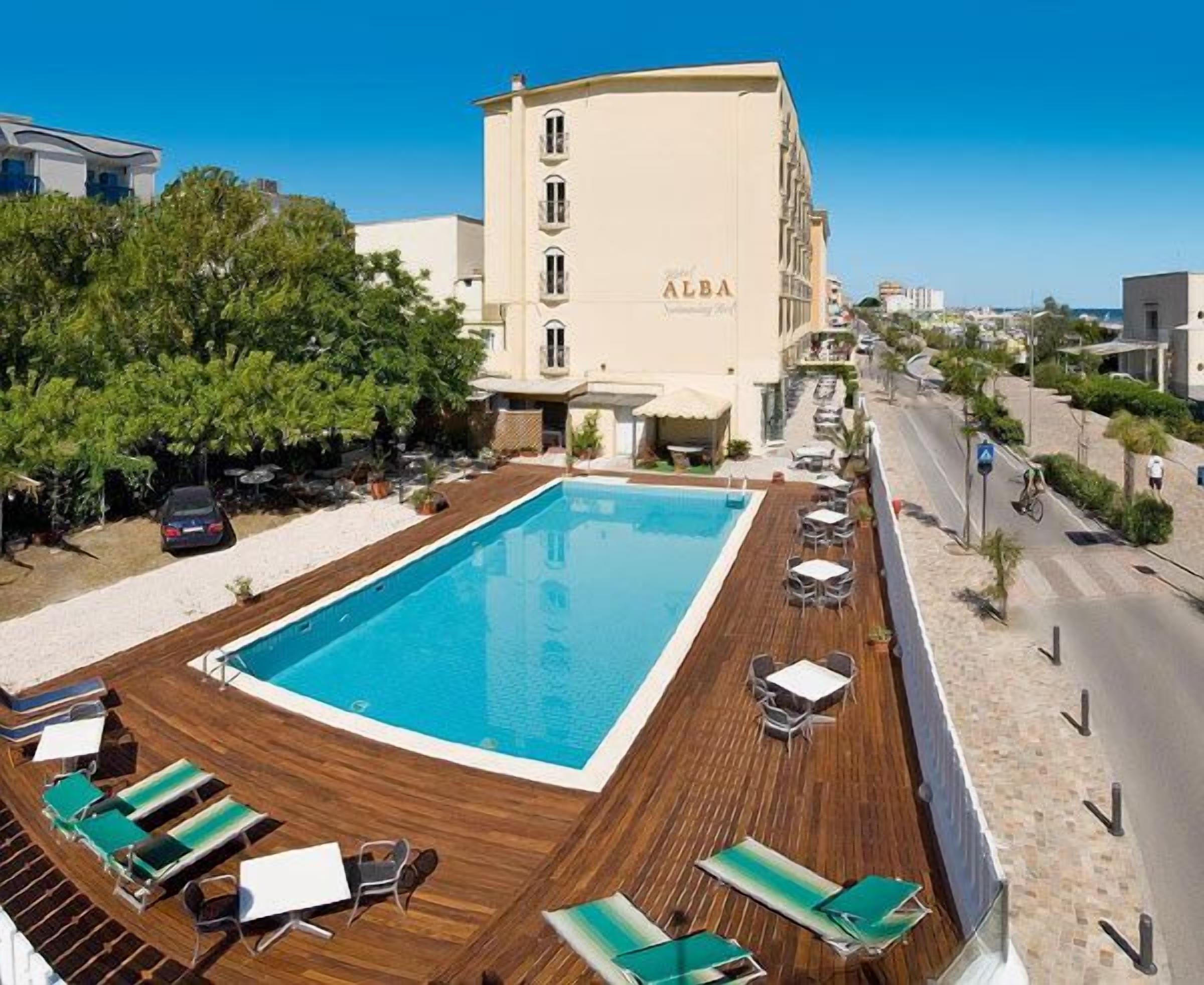 Seasonal outdoor pool, pool umbrellas, sun loungers