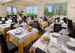 Breakfast, lunch, dinner served; Italian cuisine, pool views - Hotel Alba (Misano Adriatico)