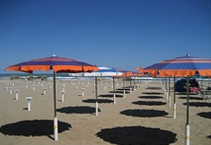 Private beach nearby, free beach cabanas, sun-loungers, beach umbrellas - Hotel Alba (Misano Adriatico)