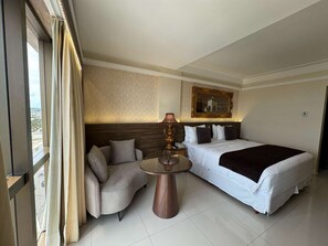 Habitación estándar, 1 cama de matrimonio grande, no fumadores, frente al mar | Minibar, caja fuerte, espacio para trabajar con un portátil