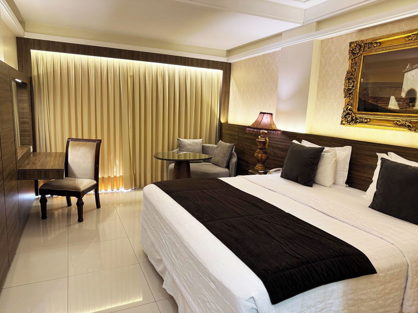 deluxe room, 1 double bed, non smoking, oceanfront | 1 bedroom, minibar, in-room safe, laptop workspace