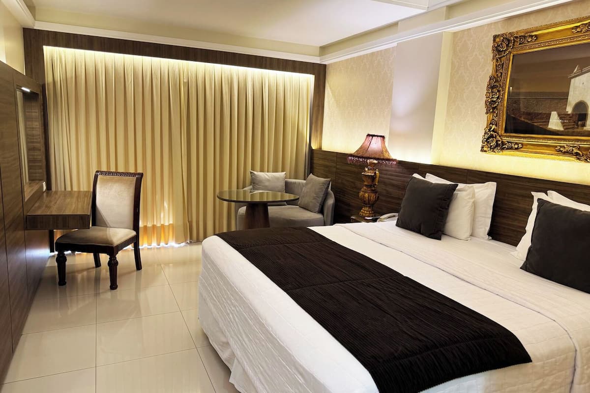 deluxe room, 1 double bed, non smoking, oceanfront | 1 bedroom, minibar, in-room safe, laptop workspace