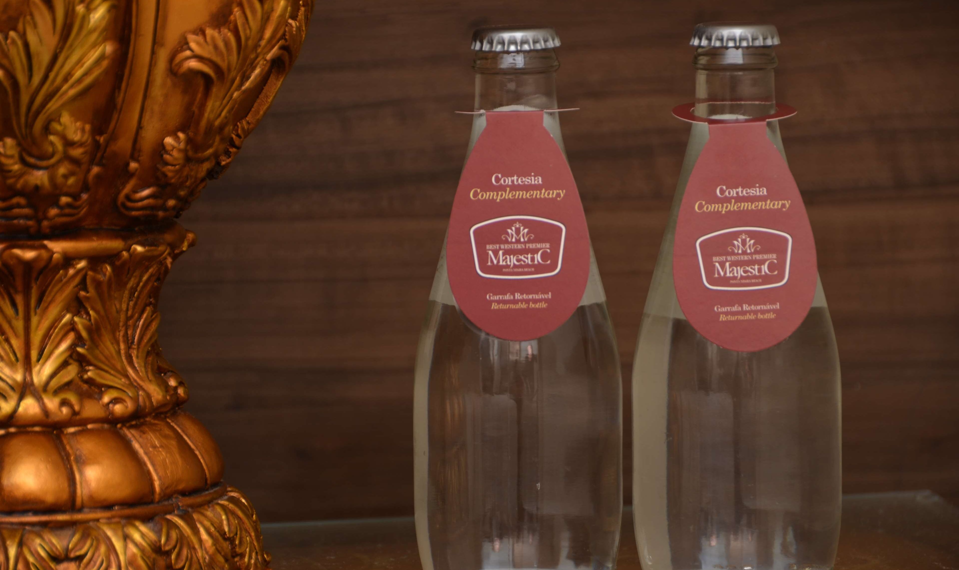 Deux bouteilles vides portant l’étiquette « Cortesia Complementary MajesticC ».