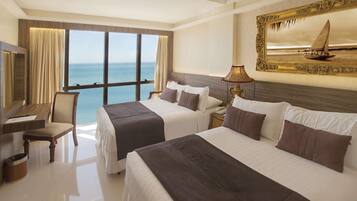 Frigobar, cofres nos quartos, espaço de trabalho para notebook