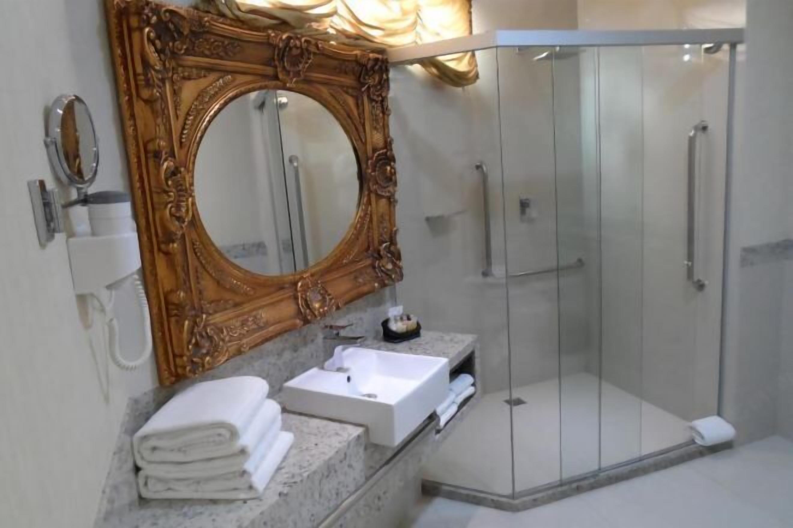 Ducha, secador de pelo, batas, toallas