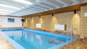 Indoor pool, sun loungers - Kurgarten Hotel (Wolfach)