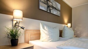 Hypo-allergenic bedding available, desk, laptop workspace - Kurgarten Hotel (Wolfach)