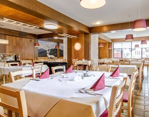 Petit déjeuner, déjeuner et dîner servis sur place