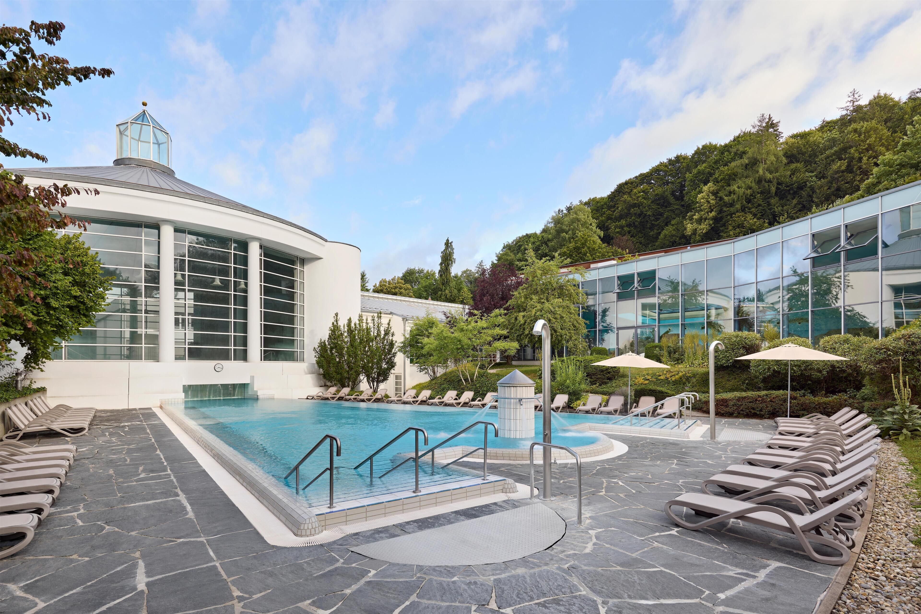 5 piscines couvertes, 2 piscines extérieures, parasols de plage