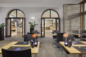 2 restaurantes, se sirven desayunos, comidas, cenas y cocina alemana