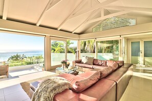 Nhà Cao cấp | Phòng khách | TV màn hình phẳng 75-inch có truyền hình kỹ thuật số, TV 