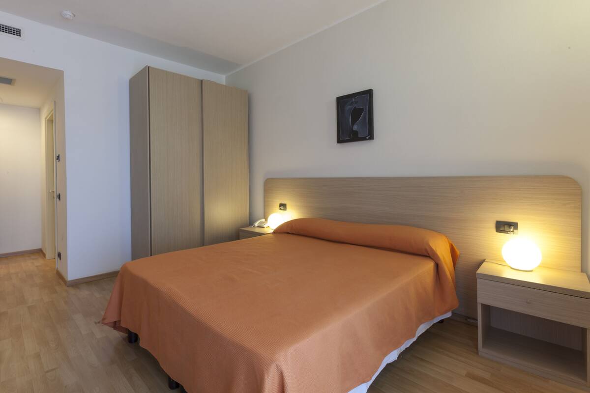 Minibar, caja de seguridad en la habitación y escritorio 