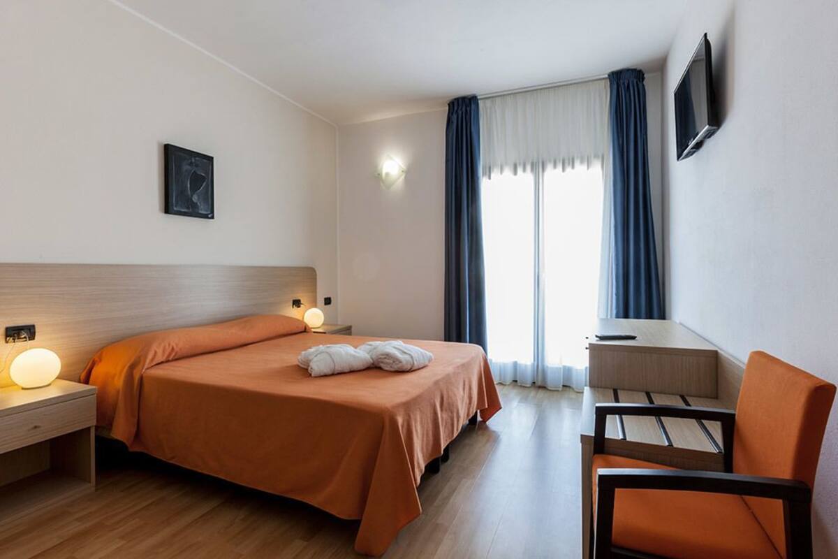 Minibar, caja de seguridad en la habitación y escritorio 