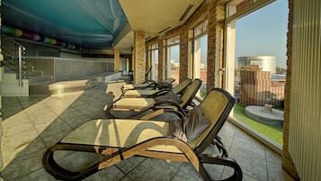 Piscine couverte, chaises longues