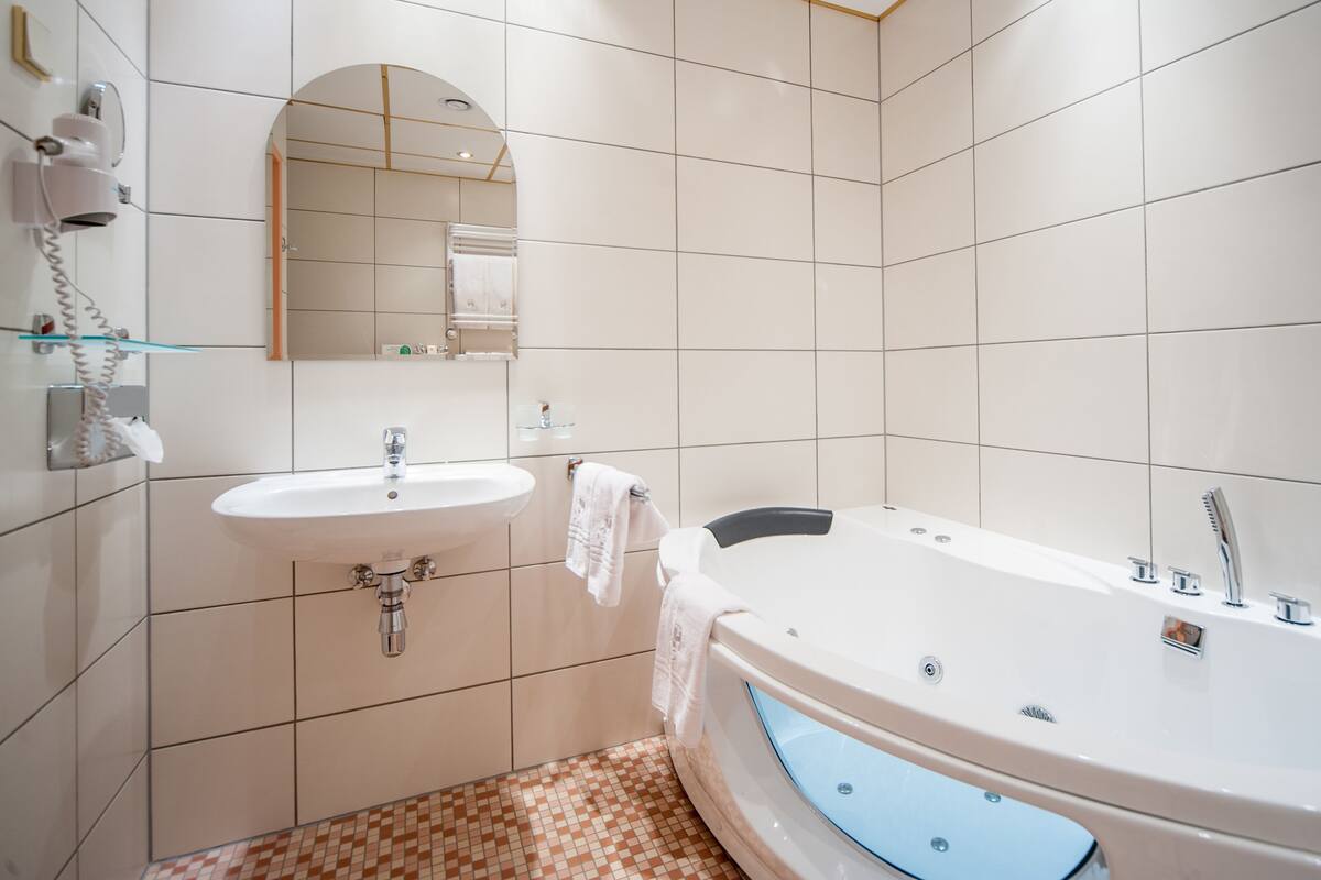junior suite | jetted bathtub