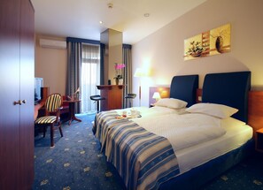 Premium bedding, in-room safe, individually decorated