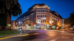 A hotel with a classic European architectural style, featuring a prominent corner entrance and a sign for 'Hotel Gwara'.