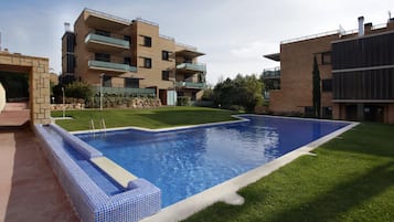 2 outdoor pools